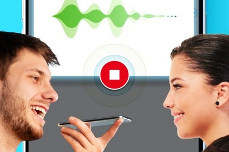 Hai người dùng tính năng dịch giọng nói hai chiều trên điện thoại