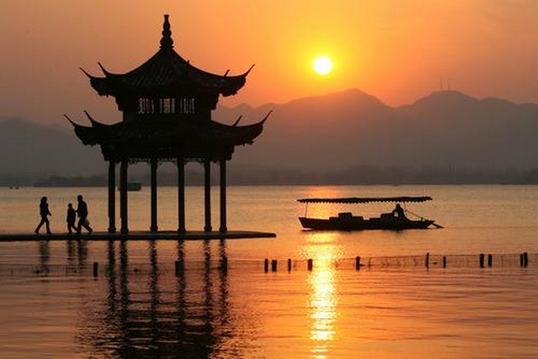 Hoàng hôn buông trên Tây Hồ nhìn từ thuyền