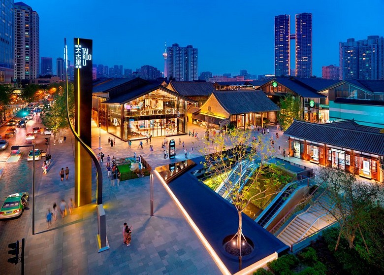 Khách du lịch dạo bộ tham quan khu Taikoo Li