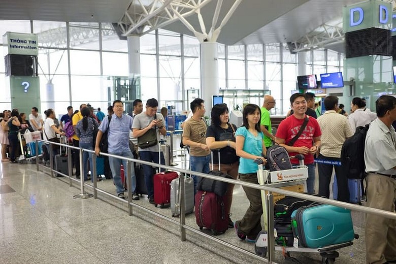 Khách du lịch lần đầu check in tại sân bay Nội Bài chuẩn bị lên đường