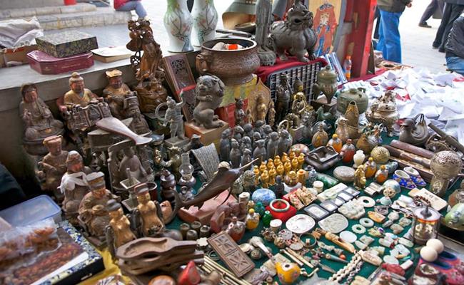 Khách du lịch lựa chọn đồ bạc thủ công tại một xưởng nhỏ trong cổ thành