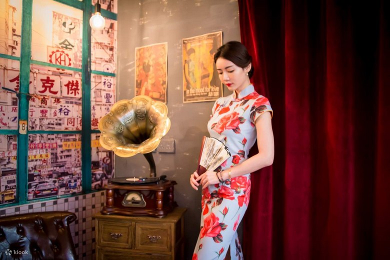 Khách nữ mặc sườn xám chụp ảnh trước kiến trúc cổ điển