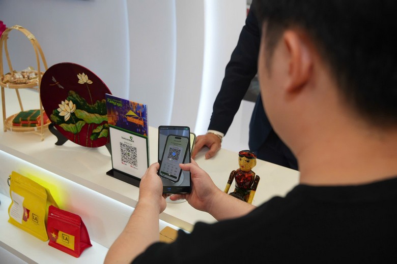 Khách quét mã thanh toán Alipay tại một cửa hàng nhỏ