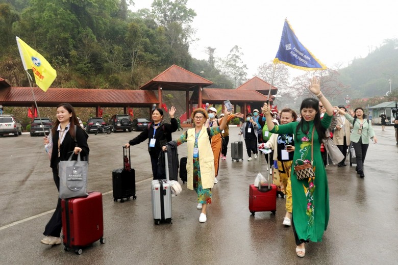 Khách tự lên kế hoạch chuyến đi Trung Quốc và khách đi tour đoàn, hai phong cách du lịch