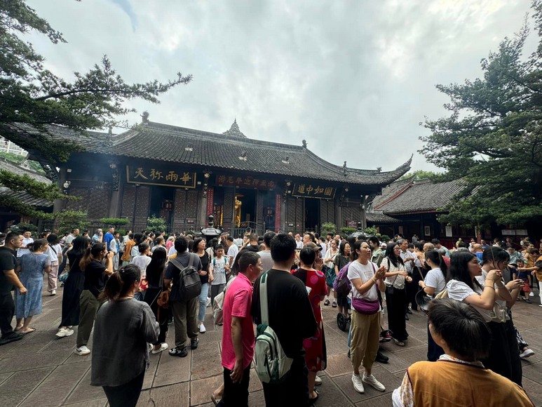 Khách thắp hương trong sân Văn Thù Viện