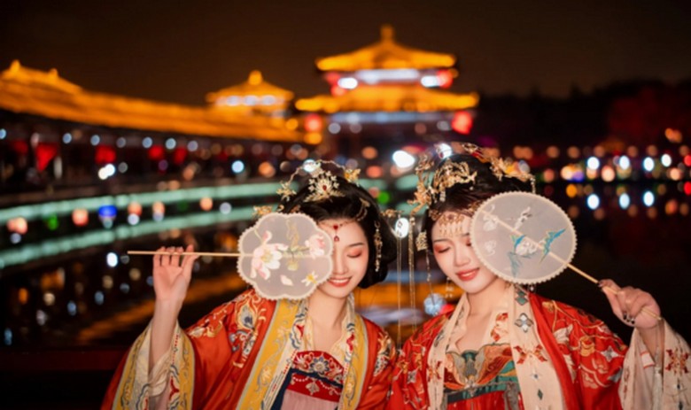 Khu phố thuê Hán phục nhộn nhịp về đêm tại Đại Đường Không Dạ Thành