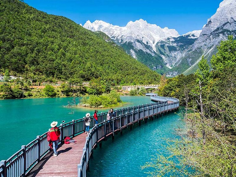 Lối vào công viên Hắc Long Đàm từ phía thành cổ Lệ Giang