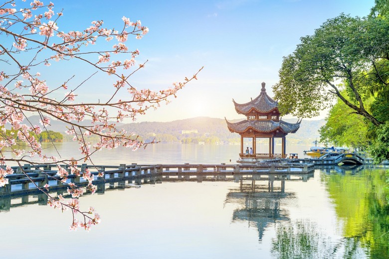 Mặt nước Tây Hồ phẳng lặng phản chiếu bầu trời lúc sáng sớm