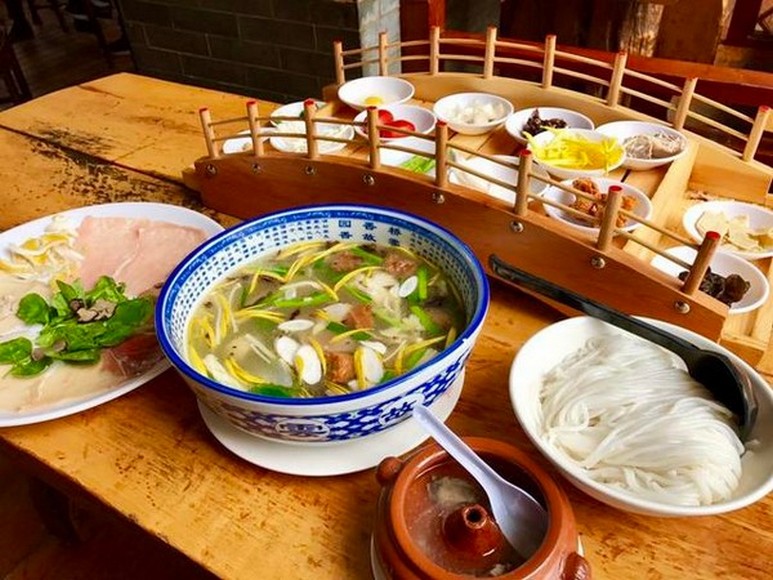 Một bát mì qua cầu đầy đủ nguyên liệu tại Côn Minh