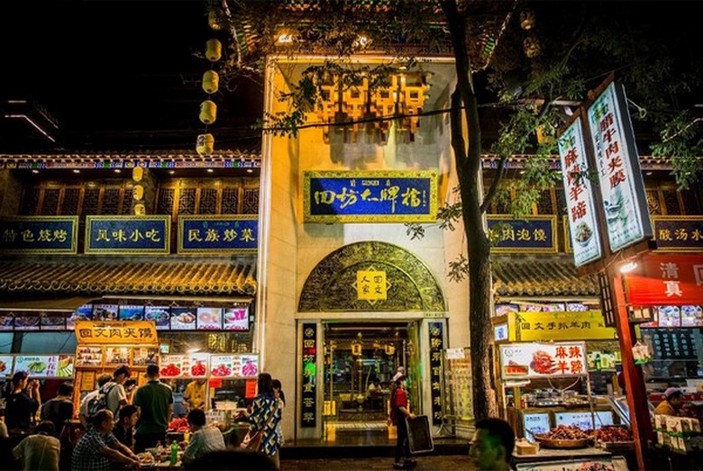 Một ngõ nhỏ yên tĩnh hơn gần phố Hồi Dân, nơi người địa phương hay mua sắm
