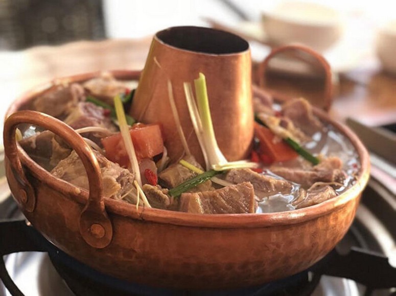 Nồi lẩu sườn phơi khô kiểu Đại Lý phục vụ trong quán ăn cổ thành