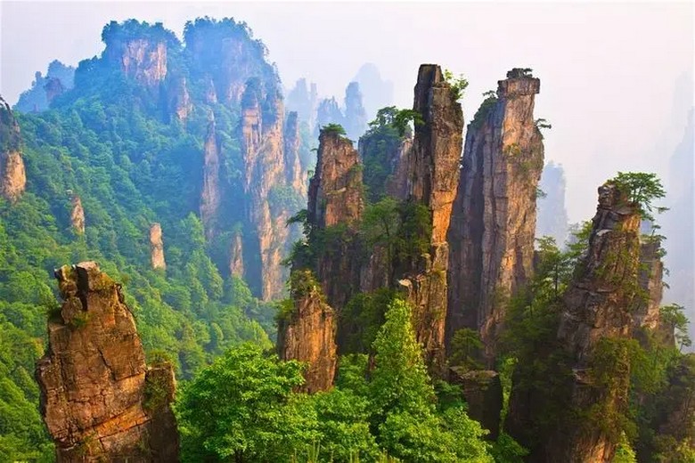 Ngũ Chỉ Phong với năm trụ đá đứng cạnh nhau tại Hoàng Thạch Trại