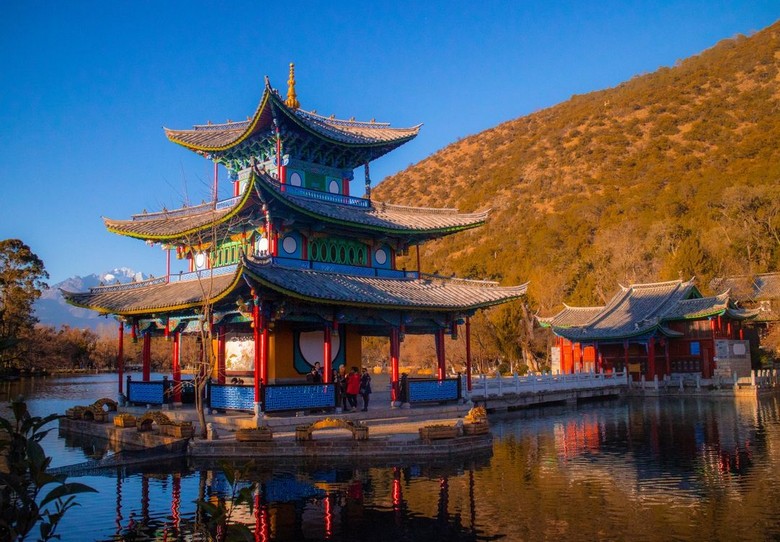 Ngũ Phượng Lâu ba tầng mái cong trong công viên Hắc Long Đàm