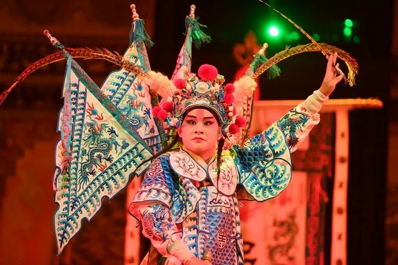 Nghệ sĩ biểu diễn đổi mặt Biến Liễm trên sân khấu Xuyên kịch Thành Đô