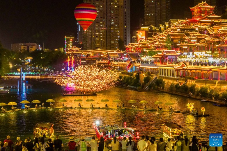Phố Tân Hoa ven kênh với dãy quán bar đèn lồng đỏ