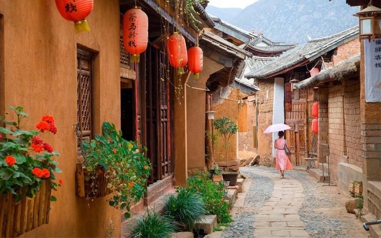 Phố cổ Hỷ Châu buổi sáng với các căn nhà cổ thời Minh Thanh
