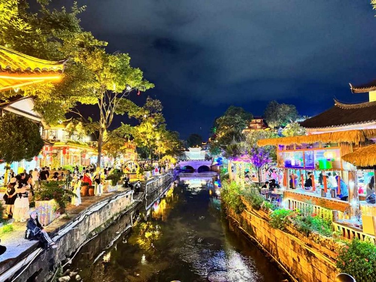Phố cổ Lệ Giang về đêm mùa thu với ánh đèn ấm áp