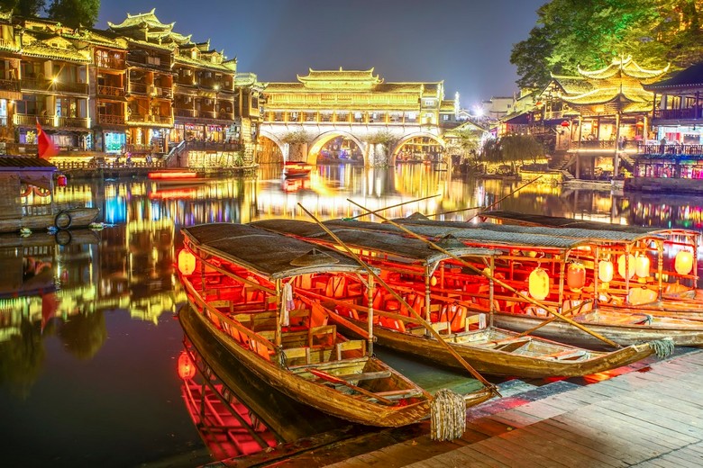 Phố cổ Phượng Hoàng lên đèn lồng đỏ về đêm bên sông Đà Giang