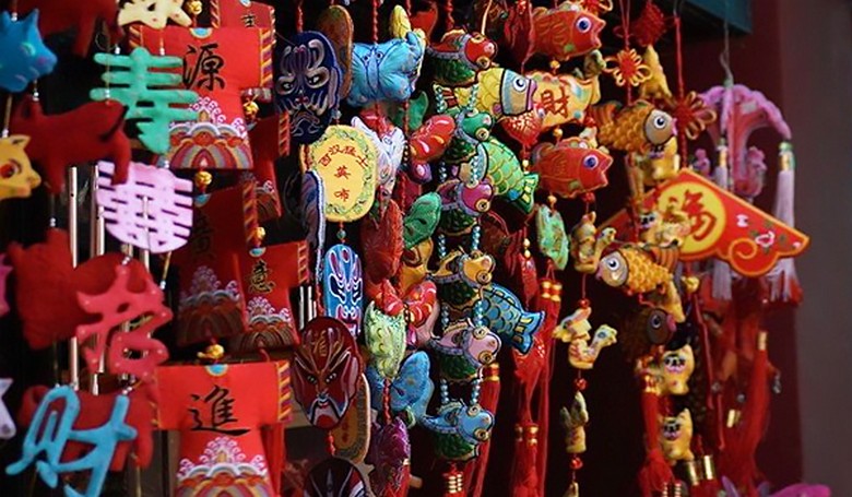 Quầy hàng lưu niệm nhiều màu sắc tại một khu chợ du lịch ở Trung Quốc
