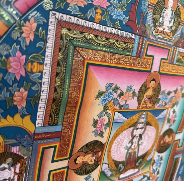 Quầy hàng lưu niệm và tranh Thangka trong phố cổ