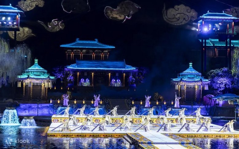 Sân khấu ngoài trời show Trường Hận Ca trên mặt hồ Hoa Thanh Trì