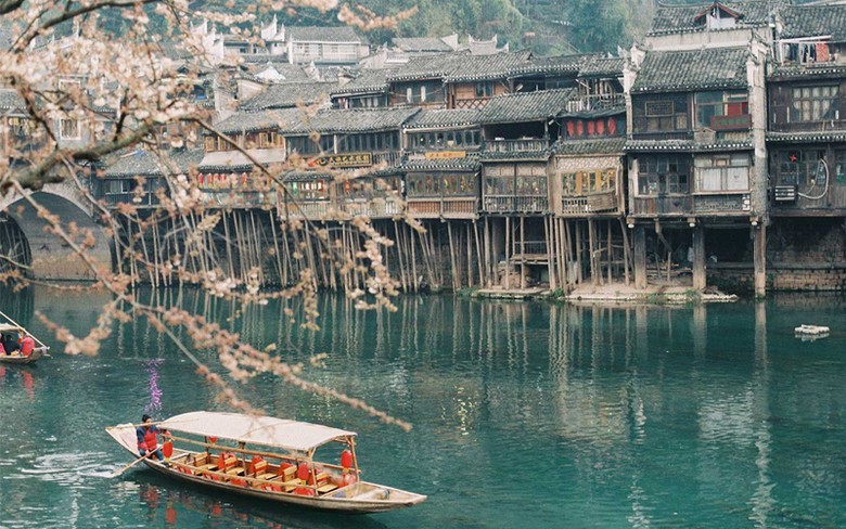 Sương sớm mùa xuân phủ nhẹ trên sông Đà Giang tại Phượng Hoàng Cổ Trấn