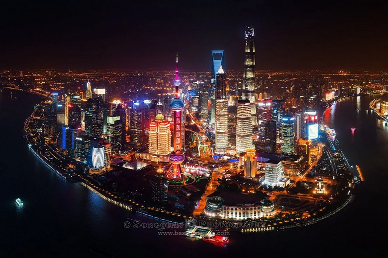  Skyline Lục Gia Chủy lên đèn rực rỡ nhìn từ Bến Thượng Hải