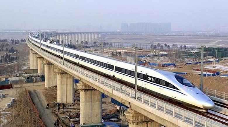 Tàu cao tốc Trung Quốc tại ga chuẩn bị khởi hành tuyến Bắc Kinh Thượng Hải