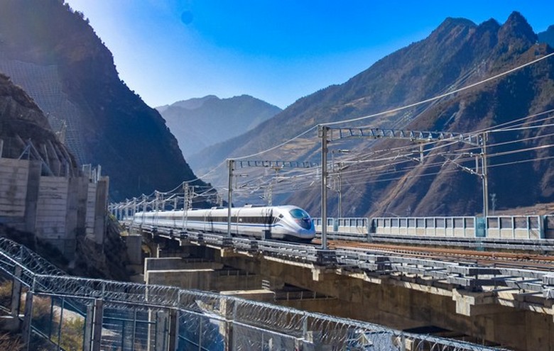  Tàu cao tốc di chuyển ổn định trên tuyến từ Thành Đô