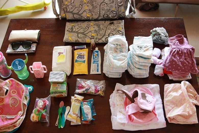 Túi đồ dùng cá nhân và đồ ăn nhẹ chuẩn bị riêng cho trẻ nhỏ