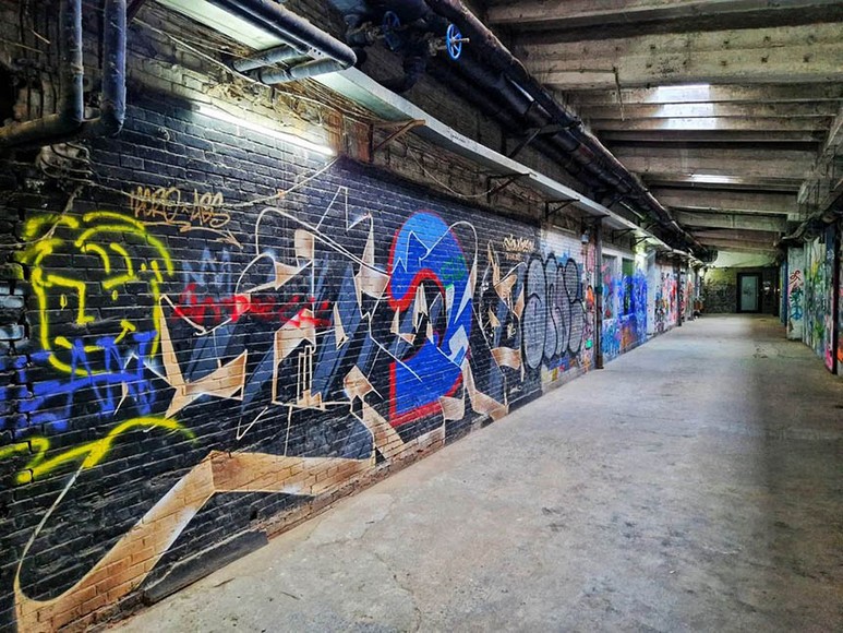 Tường tranh graffiti nhiều màu sắc tại khu nghệ thuật 798
