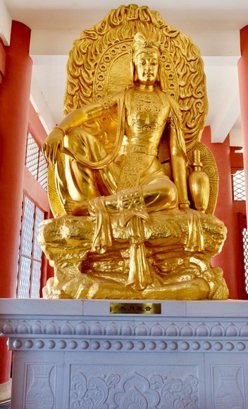  Tượng Phật cổ trong chính điện Sùng Thánh Tự