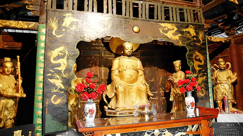 Tượng thờ dát vàng bên trong chính điện Kim Điện