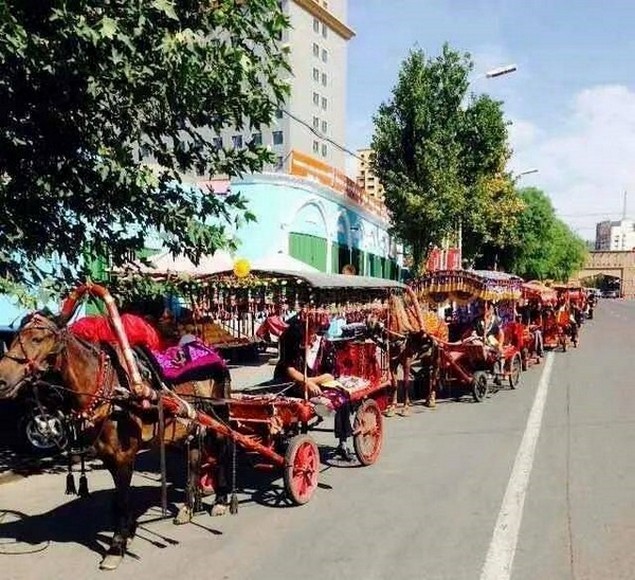 Taxi và xe ngựa cùng lưu thông trên một tuyến phố cổ ở Y Ninh