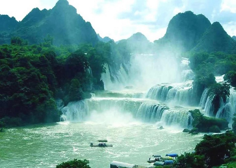 Thác Bảo Phong cao khoảng 60 mét, bối cảnh Động Thủy Liêm trong phim Tây Du Ký