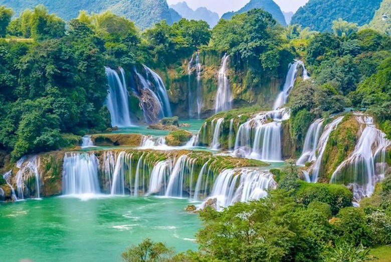 Thác Trân Châu Than trải rộng trên sườn đá tại Cửu Trại Câu