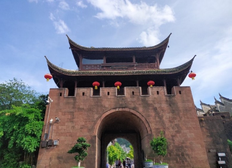 Tháp Bắc Môn cao 16 mét nhìn từ bên trong cổng thành