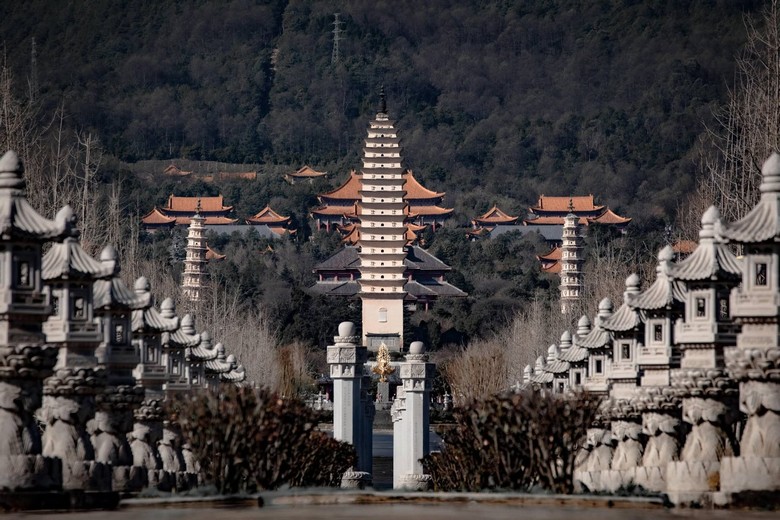 Tháp Thiên Tầm cao 69,13 mét nhìn từ sân trước