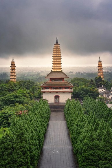 Tháp chính Sùng Thánh Tự nhìn từ sân trước vào buổi sáng