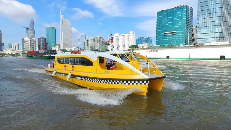 Thuyền bus mặt nước chạy vòng quanh Tây Hồ