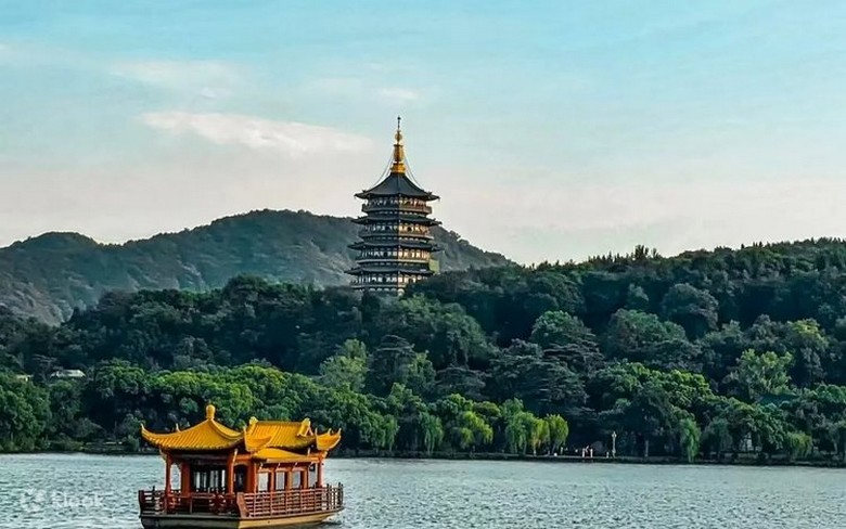 Thuyền dạo trên Tây Hồ Hàng Châu hướng về đảo Tam Đàm Ấn Nguyệt
