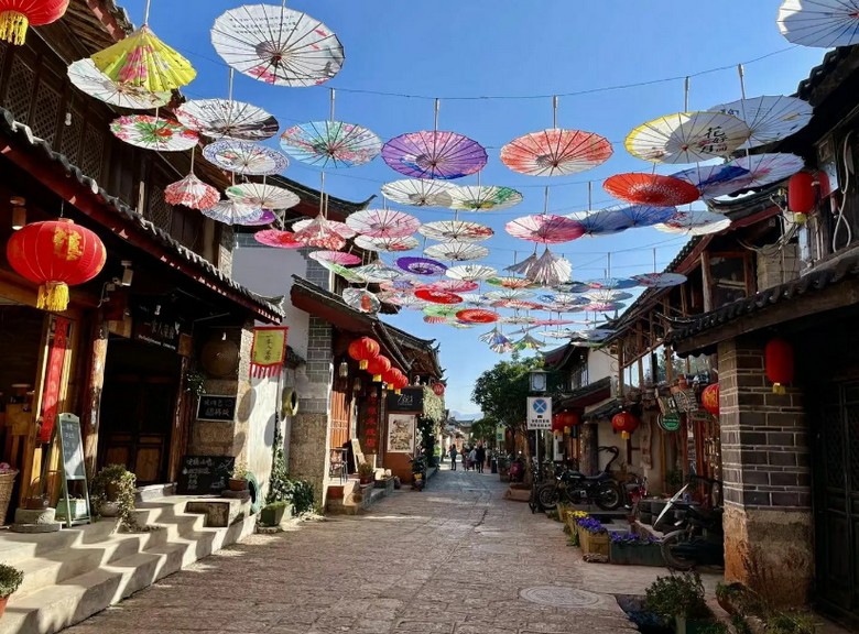 Toàn cảnh Bạch Sa cổ trấn dưới chân núi tuyết Ngọc Long