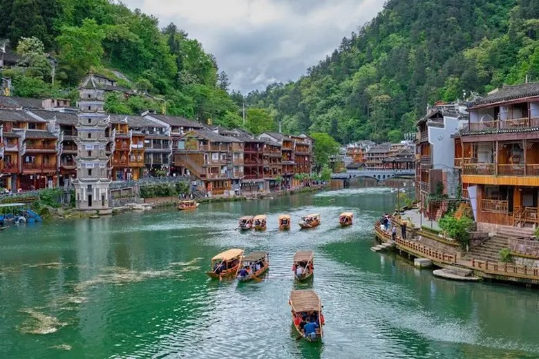 Toàn cảnh Phượng Hoàng Cổ Trấn với nhà sàn điếu cước lâu ven sông Đà Giang