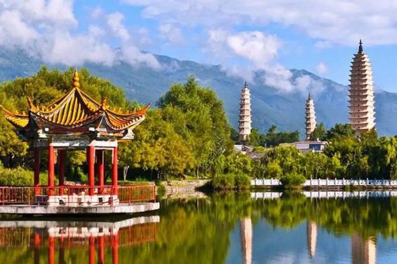 Toàn cảnh Tam Tháp Sùng Thánh Tự với núi Thương Sơn phía sau