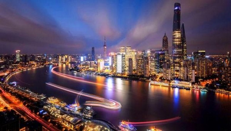 Toàn cảnh hai bờ sông Hoàng Phố, một bên cổ kính một bên hiện đại