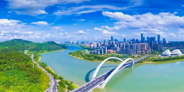 Toàn cảnh thành phố Y Ninh nhìn từ trên cao với sông Y Ninh uốn quanh