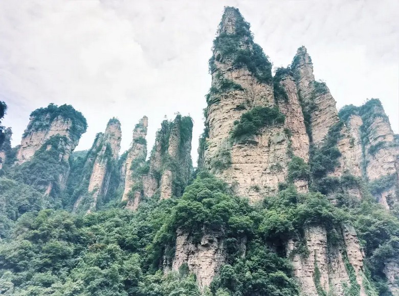 Toàn cảnh trụ đá Nam Thiên Nhất Trụ ở Viên Gia Giới, Trương Gia Giới