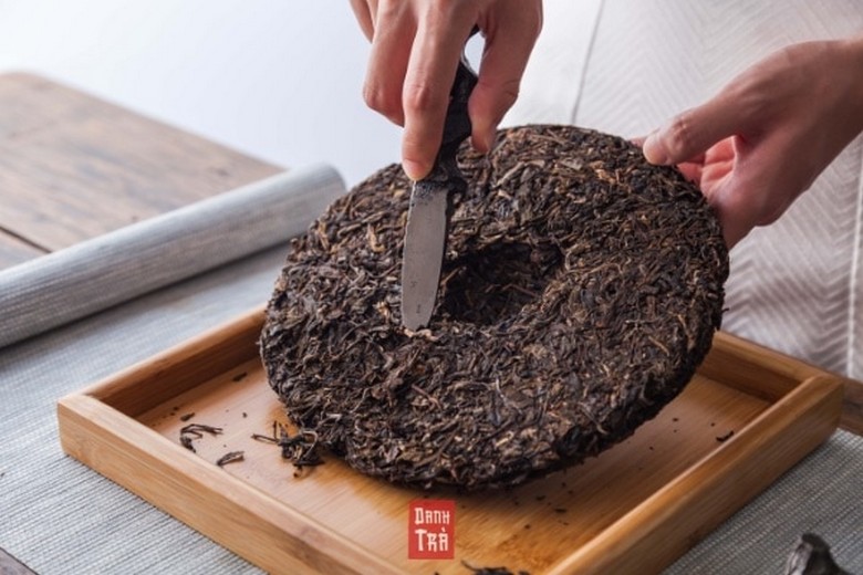  Trà Phổ Nhĩ đóng bánh bày bán trong một cửa hàng ở Lệ Giang