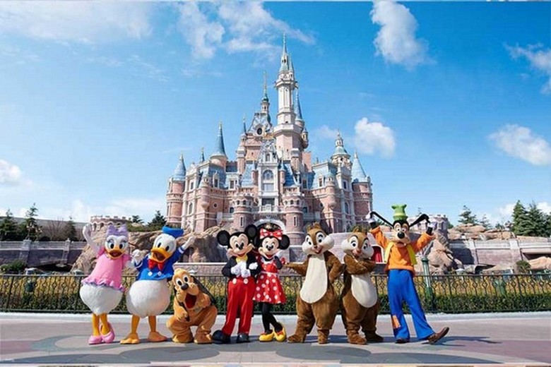 Trẻ em các độ tuổi khác nhau vui chơi cùng nhân vật Disney