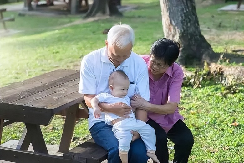 Trẻ nhỏ cùng ông bà nghỉ ngơi tại một điểm dừng chân trong lịch trình